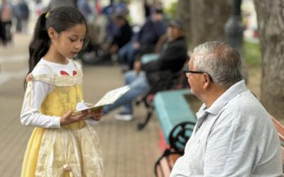 1° básicos leen cuentos en la Plaza de Armas